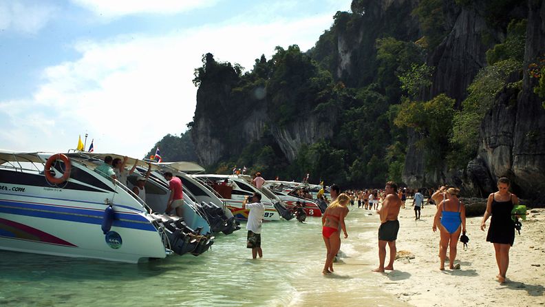 Kuvassa länsimaalaisia turisteja veneretkellä Phuketin läheisillä Phi Phi -saarilla. 