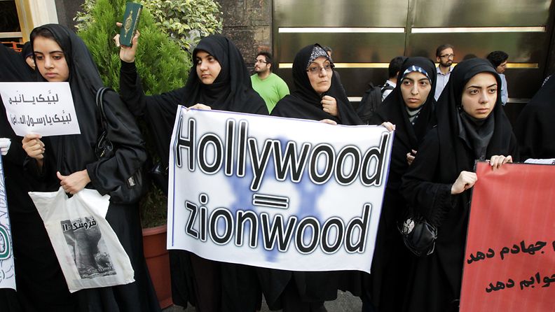 Iranilaiset naiset osoittavat mieltään Muhammadista tehty filmiä vastaan.
