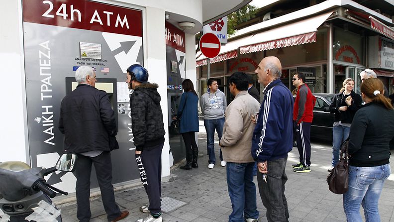 Ihmiset jonottivat pankkiautomaatilla Nikosiassa Kyproksella 22. maaliskuuta 2013.