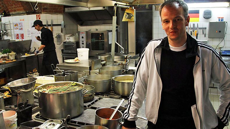 Kartoffelkellerissä syöneet sairastuivat e.coli-bakteeriin. Kuvassa ravintolan kokki Frank Michel. 