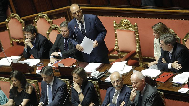 Italian sisäministeri Angelino Alfano (seisoo kuvassa keskellä) on joutunut myrskyn silmään toisinajattelijan karkotuksen vuoksi.