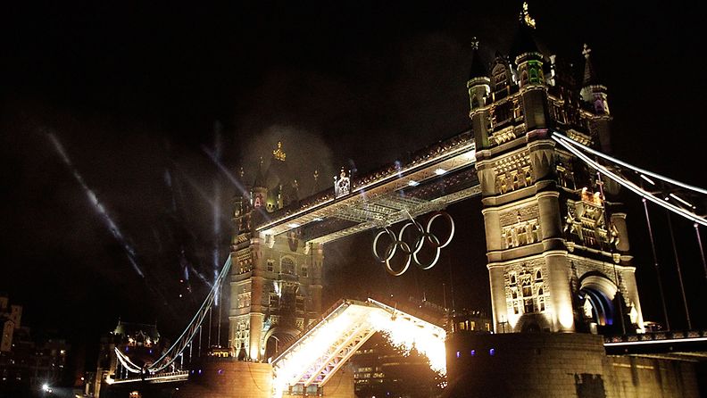 Olympiatulta avajaisseremonioihin kuljettava jalkapalloilija David Beckham alitti Tower Bridgen pikaveneellä.