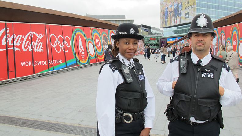 Poliiseja näkee useissa paikoissa Stratfordin olympia-alueella.