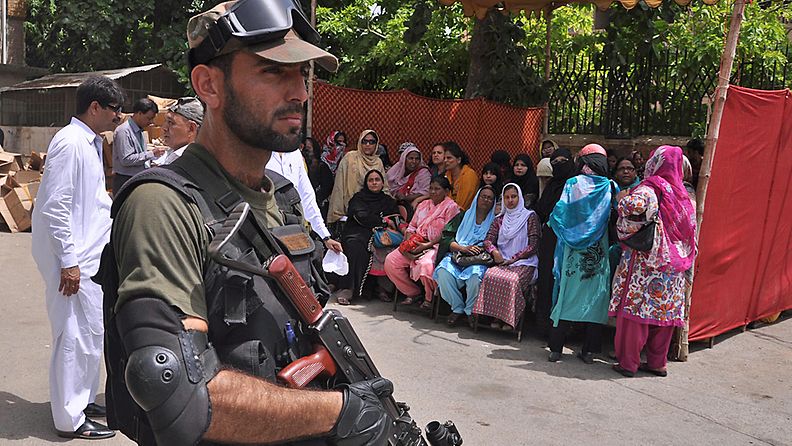 Pakistanialaispoliisi turvaa äänestyspistettä Karachissa 10.5.2013. 