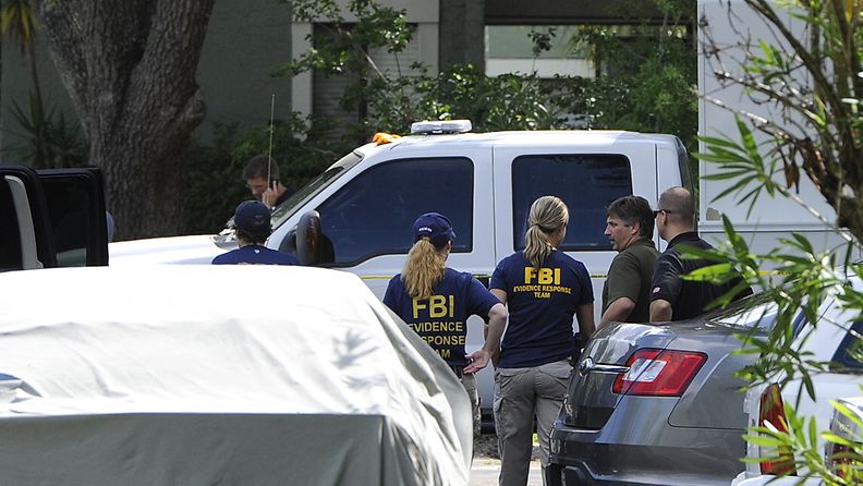 FBI:n tutkijoita Floridassa asunnon ulkopuolella, jossa Bostonin pommi-iskuista kuulusteltu mies ammuttiin.