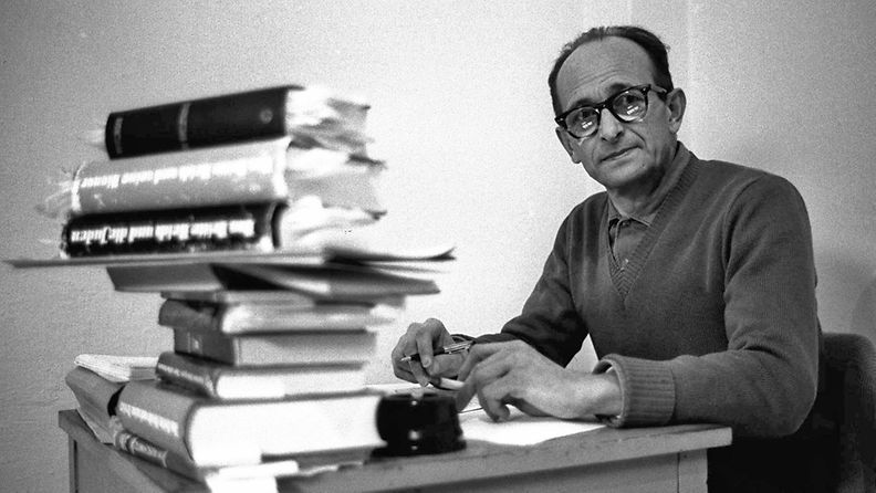 Natsijohtaja Adolf Eichmann kuvattuna vuonna 1961 vankisellissä Jerusalemissa.
