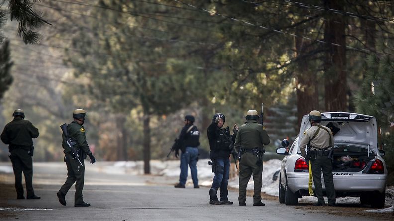 Poliisit etsivät surmista epäiltyä ex-poliisia Big Bear Lakella Los Angelesissa 8. helmikuuta 2013.