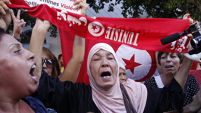 Naiset osoittavat mieltä Tunisian pääkaupungissa Tunisissa naisiin kohdistuvaa väkivaltaa vastaan 2.10.2012. Tuniassa on noussut kohu siitä, että poliisien raiskaama nainen on joutumassa oikeuteen.