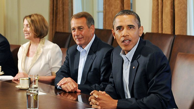 Yhdysvaltain presidentti Barack Obama neuvotteli republikaanien kanssa talouden tasapinottamisesta 10.7.2011. Kuvassa Obaman seurana ovat Yhdysvaltain edustajainhuoneen puhemies John Boehner sekä Yhdysvaltain edustajainhuoneen vähemmistöjohtaja Nancy Pelosi.