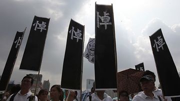 Hongkongissa kymmenettuhannet osoittivat mieltä ja vaativat Filippiineiltä selvitystä katastrofiin päättyneestä bussikaappauksesta 29.8.2010. (Kuva: EPA)