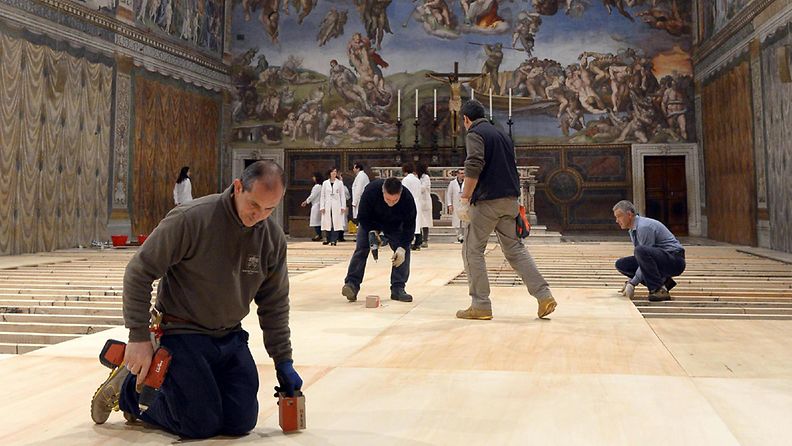 Työntekijät valmistelevat Sikstuksen kappelia uuden paavin valintaa varten Vatikaanissa 8.3.2013.