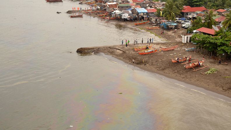 Veteen on päässyt arviolta 500000 litraa öljyä, joka peittää 300 neliökilometriä Manilan lahden vesialasta.