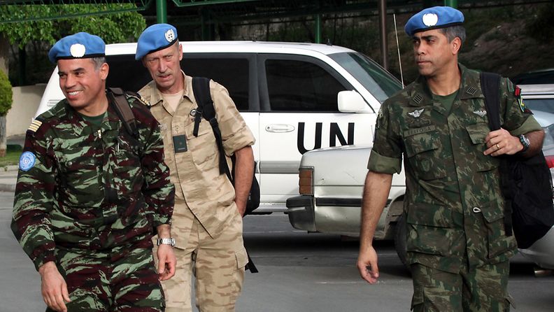 Marokkolainen eversti Ahmed Himmiche (vasemmalla) johtaa YK:n tarkkailijoiden Syyriaan saapunutta pientä etujoukkoa.