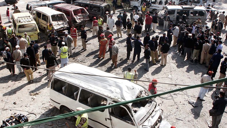 Ainakin 12 kuoli bussiin kohdistuneessa pommi-iskussa Peshawarin lähellä Pakistanissa 23.2.2012.
