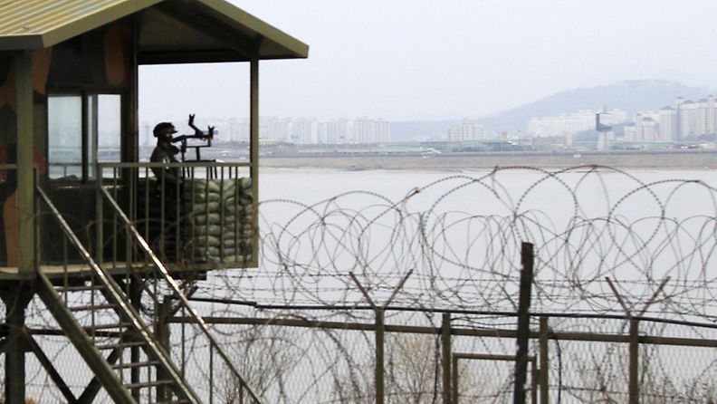 Eteläkorealainen sotilas tarkkailee Etelä- ja Pohjois-Korean välistä rajaa.