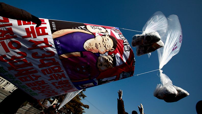 Eteläkorealaiset aktivistit lähettävät heliumpalloilla propagandalehtisiä rajan yli Pohjois-Koreaan.