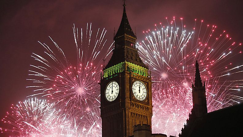 Lontoossa uuttavuotta juhli Thames joen varrella arviolta 250 000 ihmistä.