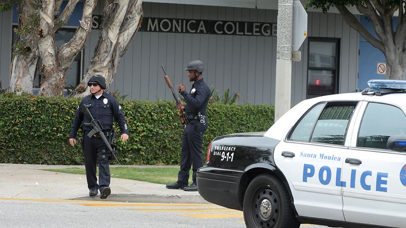 Poliisi partioi Santa Monica Collegen ulkopuolella ampumavälikohtauksen jälkeen.