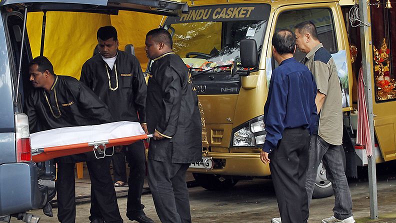 Joukkoraiskauksen uhrin ruumis siirrettiin pois singaporelaissairaalasta 29.12.2012.