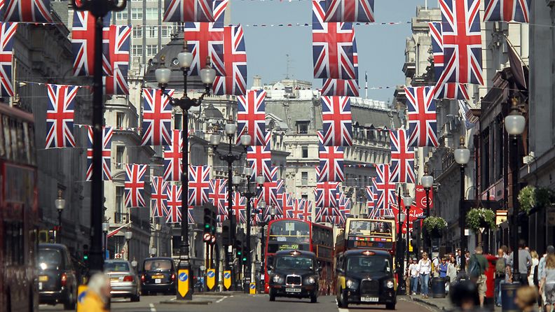 Lontoon kadut täyttyvät kuninkaallisia häitä juhlistavista lipuista ja koristeista. Kuva: 26.4.2011/EPA