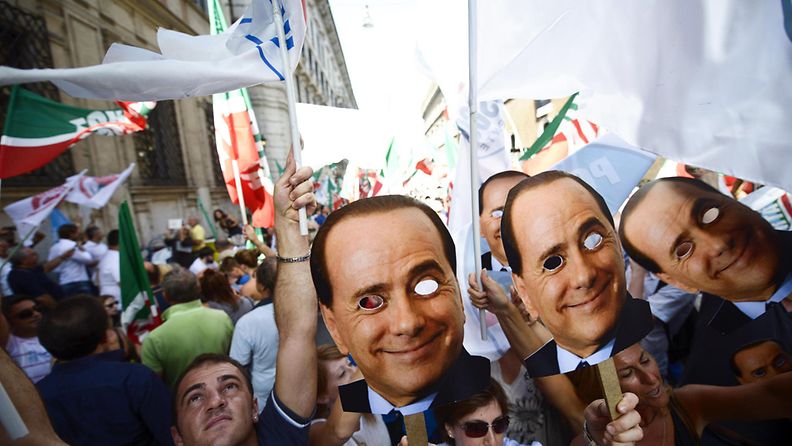 Tuhatkunta Berlusconin kannattajaa kokoontui mielenosoitukseen tämän kodin eteen 4. elokuuta 2013.