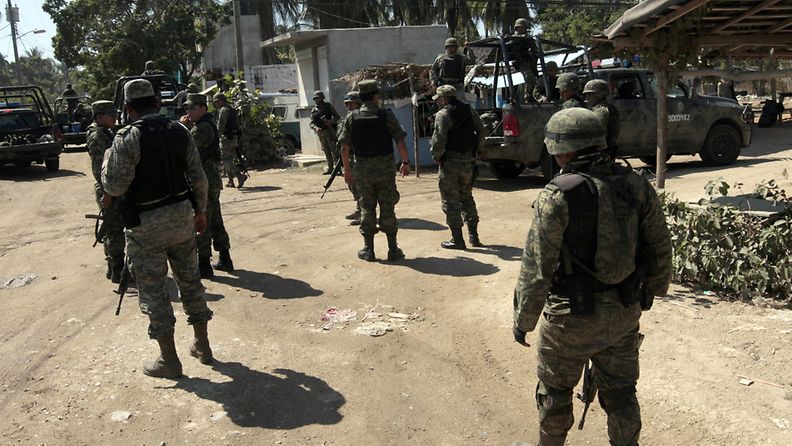 Meksikon sotilaat pystyttivät tarkistuspisteitä Acapulcossa, jotta kuusi espanjalaisturistia raiskannut joukkio saataisiin kiinni 6.2.2013.