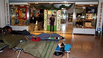 Tuhannet ihmiset joutuivat yöpymään Brysselin lentokentällä, kun heidän lentonsa peruuntui sääkaaoksen vuoksi 19.12.2010. 