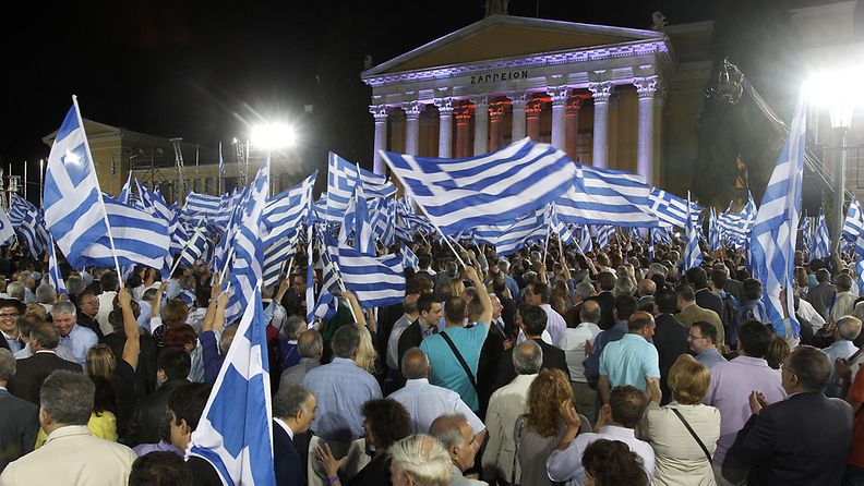Kreikan demokratiapuolueen kannattajia. 