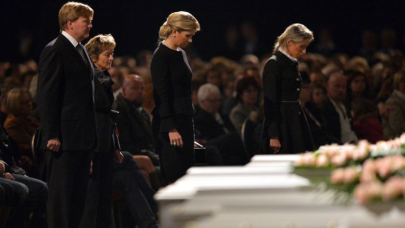 Kruununprinssi Willem-Alexander, Sveitsin presidentti Eveline Widmer-Schlumpf sekä Alankomaiden prinsessa Maxima kunniottivat uhrien muistoa.