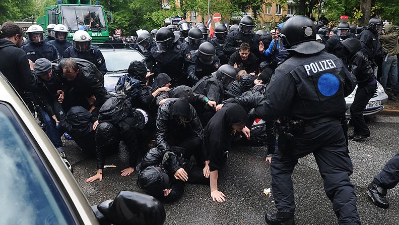 Saksassa Hampurissa lähes 40 poliisia loukkaantui uusnatsien ja vasemmistoradikaalien välisessä tappelussa 2.6.2012.