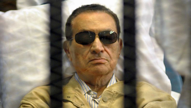 Egyptin entinen presidentti Hosni Mubarak kairon oikeustalolla ennen tuomion julkaistamista 2.6.2012.