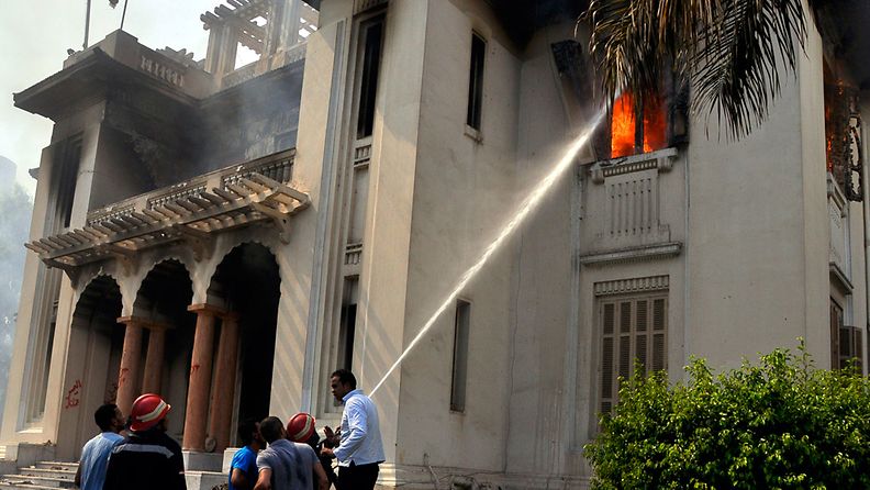 Mursin kannattajat sytyttivät hallintorakennuksen tuleen Gizan alueella lähellä Kairoa.