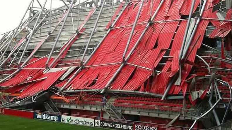 Rakenteilla olleen jalkapallostadionin katto romahti.