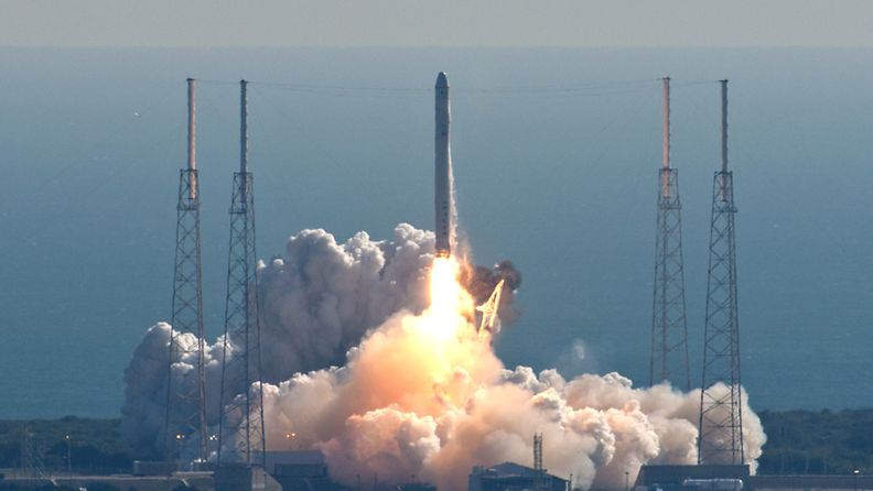 SpaceX:n Falcon 9 -raketti esittelylennolla joulukuussa 2010.