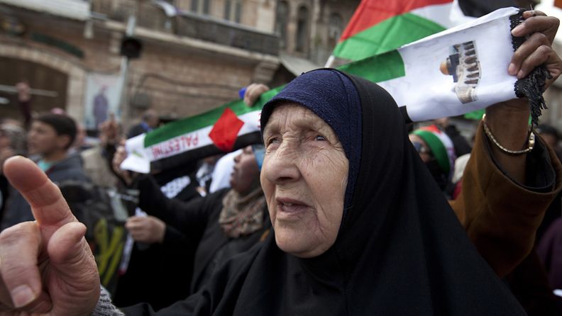Palestiinalaisnainen huusi protesteja vuotuisessa mielenosoituksessa Itä-Jerusalemissa 30. maaliskuuta. 