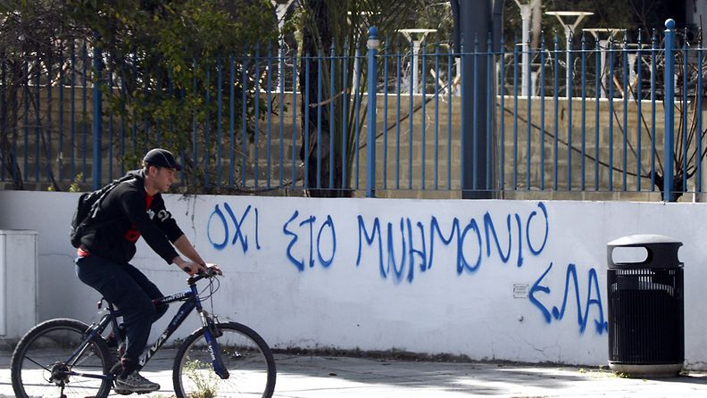 "Ei tukipaketille" luki seinäkirjoituksessa Nikosiassa Kyproksella.