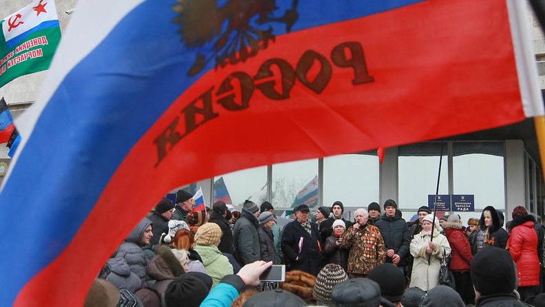 Venäjää kannattavien mielenosoittajien protestointia Donetskissa Ukrainassa 2.3.2014.