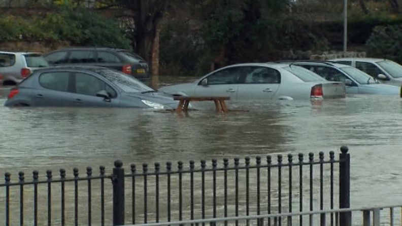 Joki tulvi St. Asaphin kaduille Walesissa. Kuvakaappaus AP:n videomateriaalista.