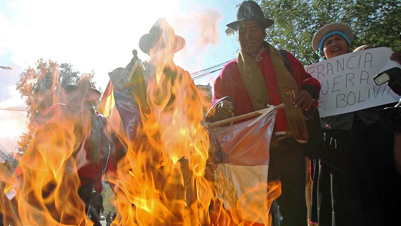 Mielenosoitus Ranskan suurlähestystön edessä La Pazissa 3.7.2013.