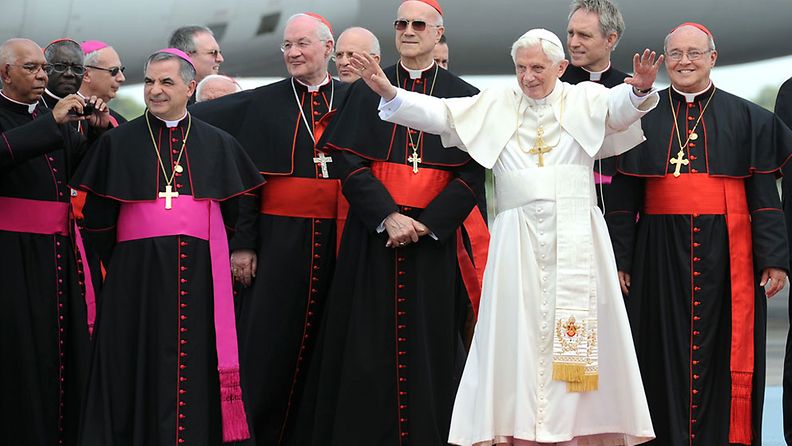 Paavi Franciscus tapaa edeltäjänsä Benedictus XVI:n (kuvassa oik.) lauantaina.