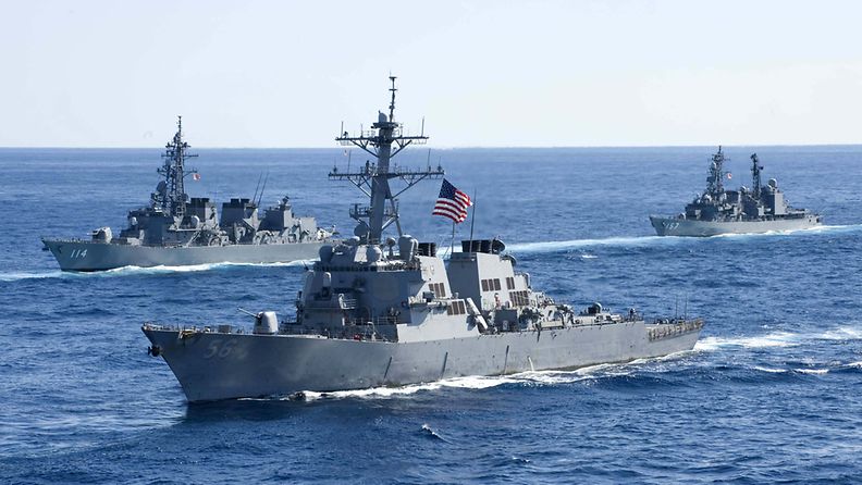 Yhdysvaltain laivaston John McCain -hävittäjäalus (edessä) on sijoitettu Korean niemimaan edustalle.