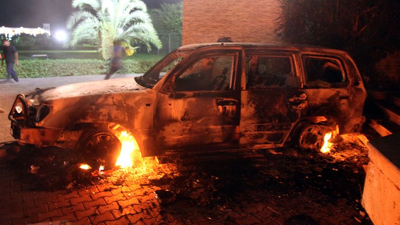 Tuhoutunut auto konsulaattihyökkäyksen jäljiltä Libyan Bengasissa.