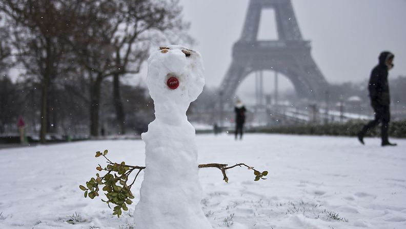 Pariisissa jotkut löysivät sentään pientä iloa lumentulosta.
