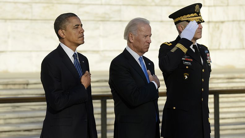 US President Barack Obama (L), Vice President Joe Biden (C) and Major General Michael S. Linnington (R), Commander of the US Army Military District of Washington, participate in a wreath-laying ceremony at the Tomb of the Unknown Soldier in Arlington National Cemetery, Arlington, Virginia, USA, 20 January 2013. EPA/MICHAEL REYNOLDS 