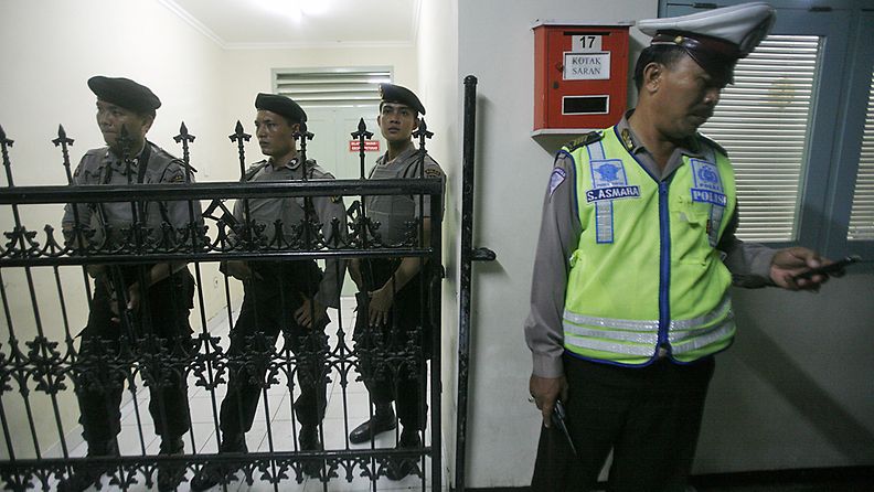 Poliisit vartioivat Sanglah-sairaalan edustalla Indonesian Densaparissa 18.3.2012. Sairaalan ruumishuoneelle tuotiin poliisin ampumien viiden terroristin ruumiit. 