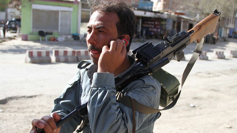 Afganistanin turvallisuusjoukkojen sotilas puhumassa puhelimeen 15. huhtikuuta 2012. 