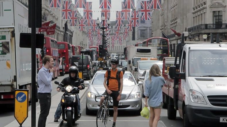 Britannian lippuja Regent Streetillä Lontoossa.