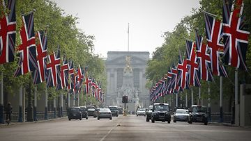 Liput koristavat Lontoon keskustaa prinssi Williamin ja Kate Middletonin hääpäivän kunniaksi. Kuva: EPA