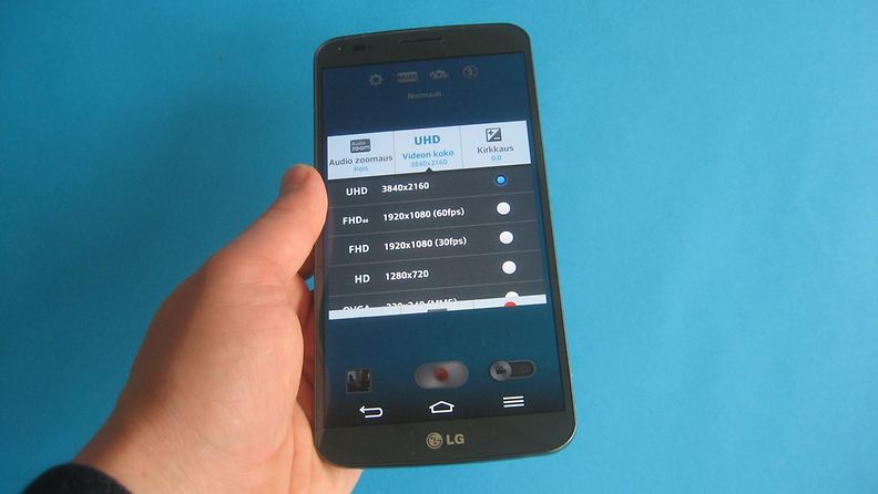 LG G Flex -kaarevalla näytöllä varustettu Android-puhelin