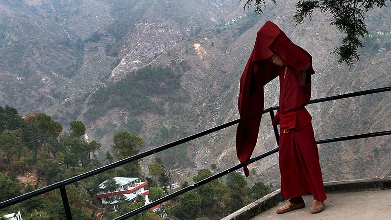 Maanpaossa elävä tiibetiläismunkki McLeodganjin kaupungissa Dharamshalassa, Intiassa.